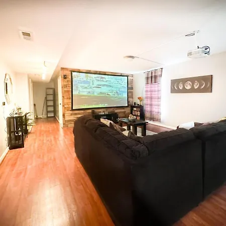 Cute 2-Brm Walkout Apt With Pool Table And Theater Apartment